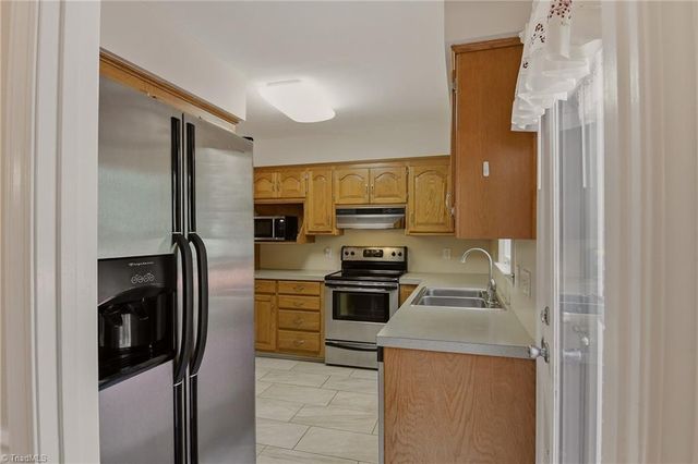 6045 Stone Bluff Drive, Clemmons, NC 27012