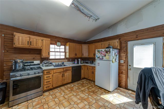 97 Woodlot Road, Ridge, NY 11961