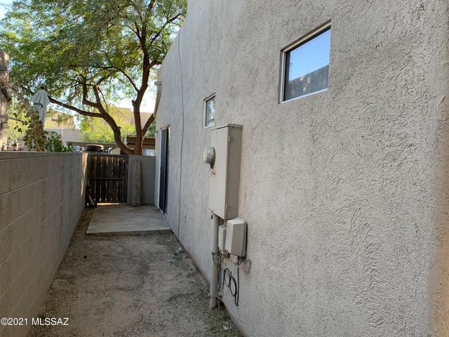 1054 N Pressyc Place, Tucson, AZ 85710