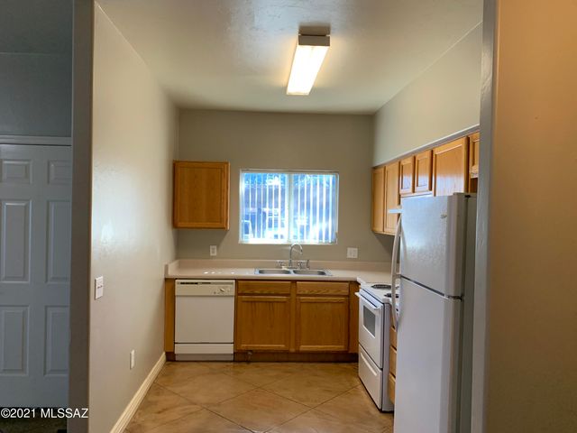 1054 N Pressyc Place, Tucson, AZ 85710