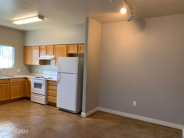 1054 N Pressyc Place, Tucson, AZ 85710
