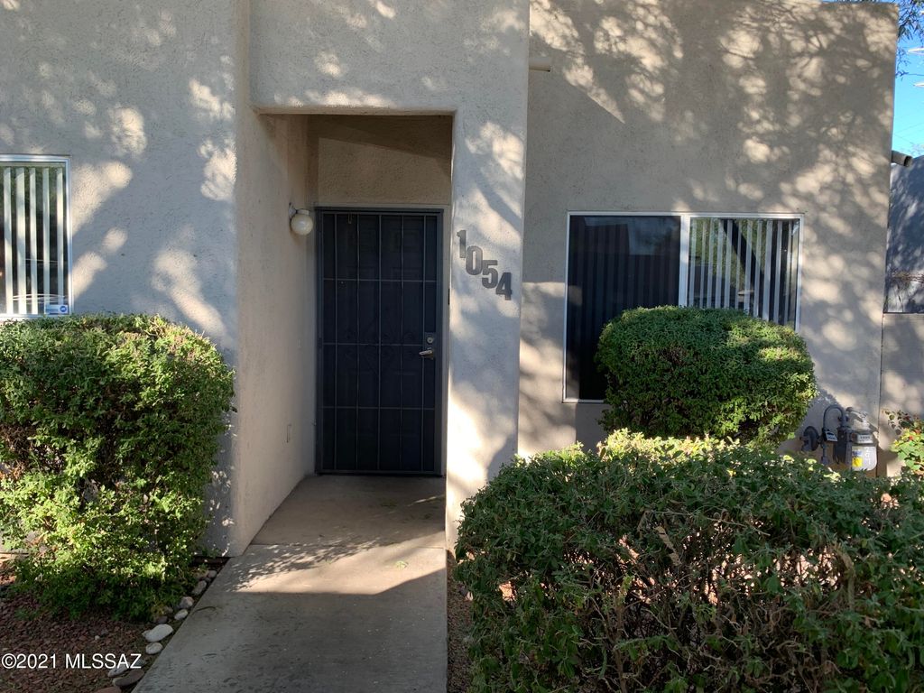 1054 N Pressyc Place, Tucson, AZ 85710