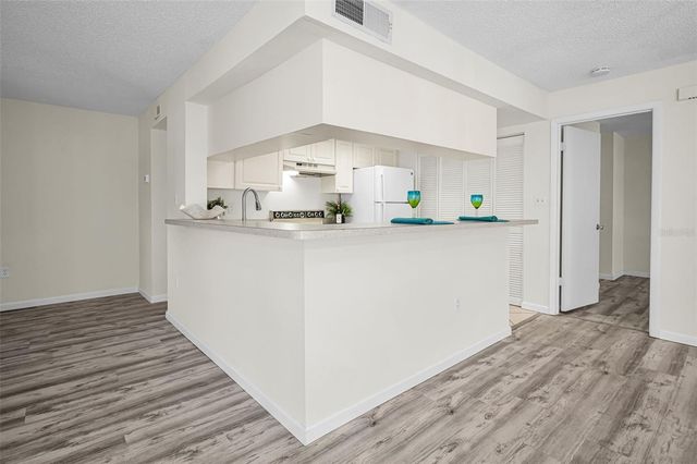 2205 LENNOX ROAD E 2205, Palm Harbor, FL 34683