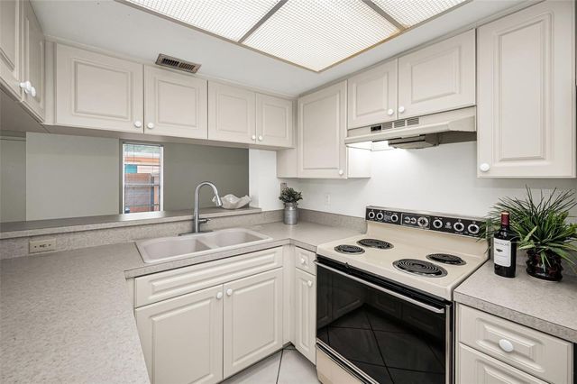 2205 LENNOX ROAD E 2205, Palm Harbor, FL 34683