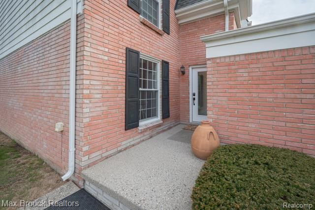 81 Stratford Lane, Rochester Hills, MI 48309