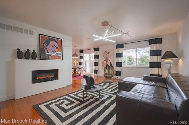 81 Stratford Lane, Rochester Hills, MI 48309