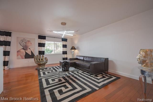 81 Stratford Lane, Rochester Hills, MI 48309