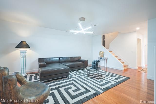 81 Stratford Lane, Rochester Hills, MI 48309