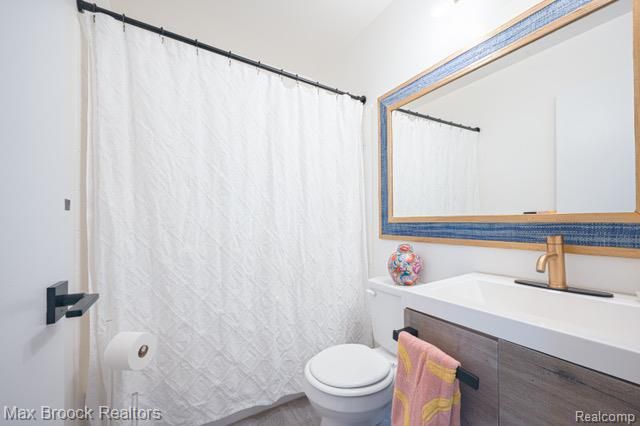 81 Stratford Lane, Rochester Hills, MI 48309