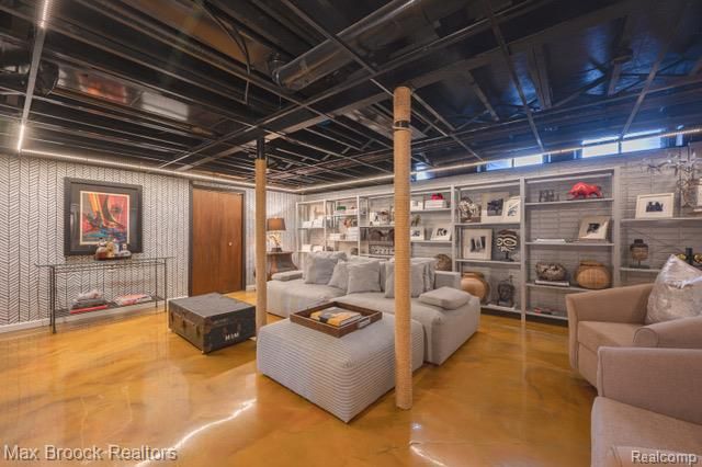 81 Stratford Lane, Rochester Hills, MI 48309