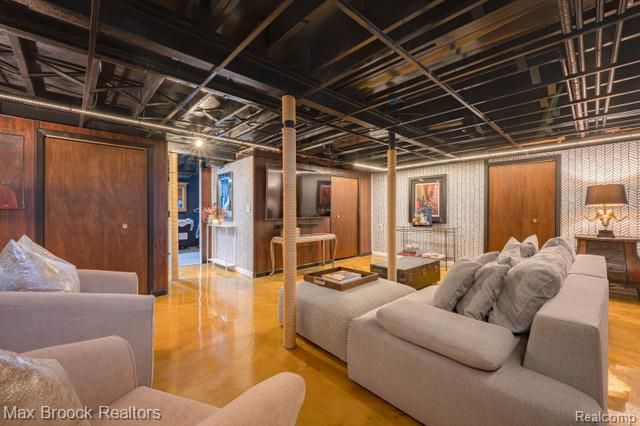 81 Stratford Lane, Rochester Hills, MI 48309