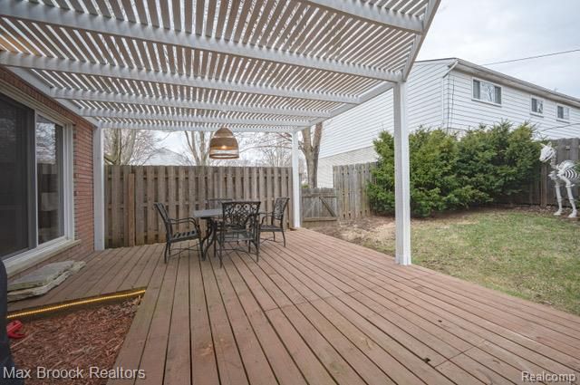 81 Stratford Lane, Rochester Hills, MI 48309