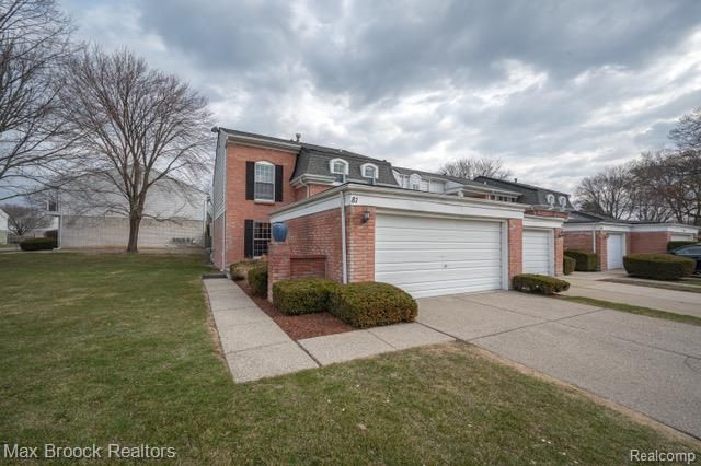 81 Stratford Lane, Rochester Hills, MI 48309