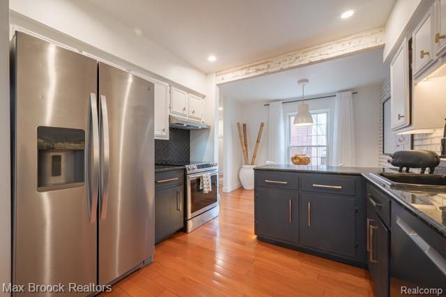 81 Stratford Lane, Rochester Hills, MI 48309