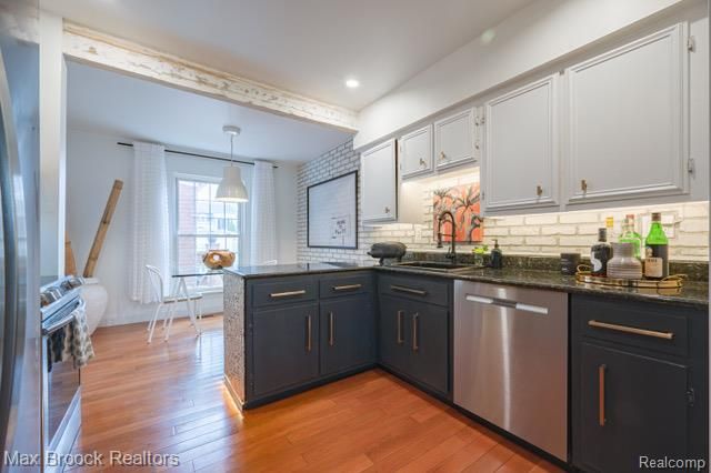 81 Stratford Lane, Rochester Hills, MI 48309