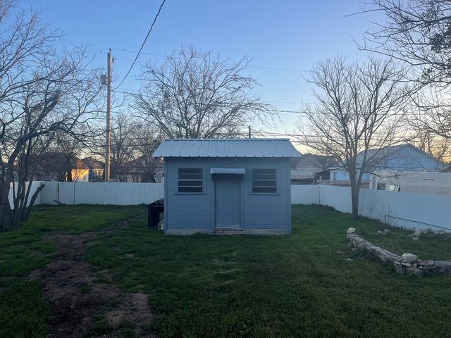 707 N 9th Street, Ballinger, TX 76821