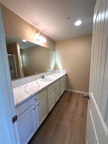 2582 N Antioch, Fresno, CA 93722