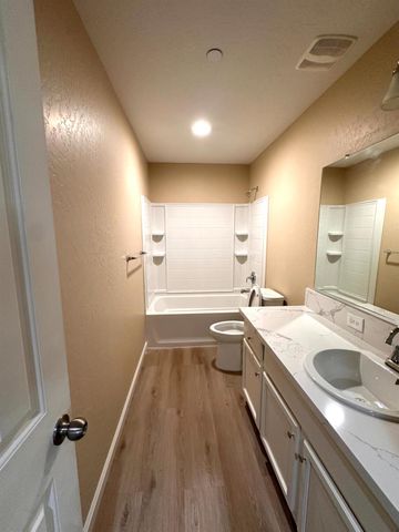 2582 N Antioch, Fresno, CA 93722