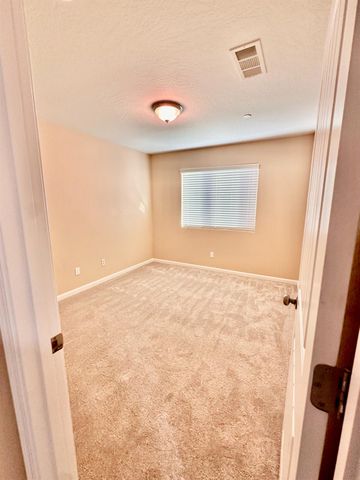 2582 N Antioch, Fresno, CA 93722