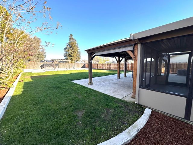 2582 N Antioch, Fresno, CA 93722