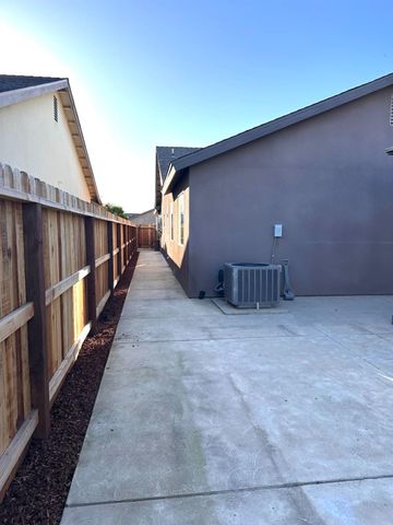 2582 N Antioch, Fresno, CA 93722