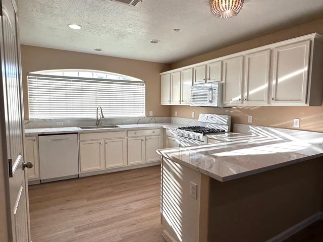 2582 N Antioch, Fresno, CA 93722