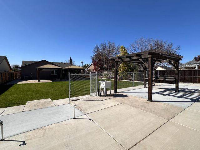 2582 N Antioch, Fresno, CA 93722