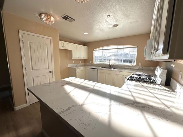 2582 N Antioch, Fresno, CA 93722