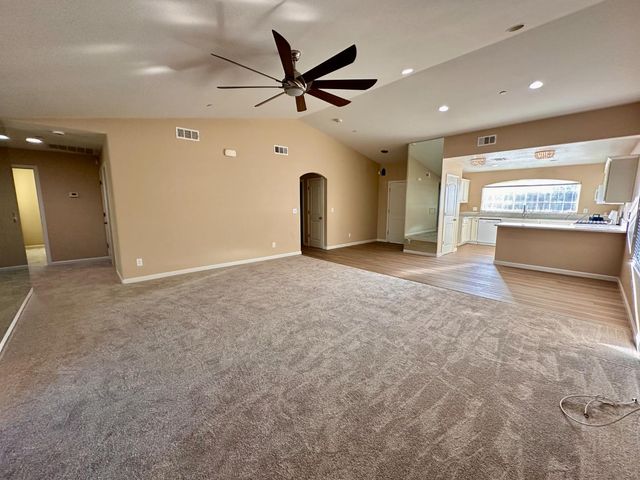 2582 N Antioch, Fresno, CA 93722