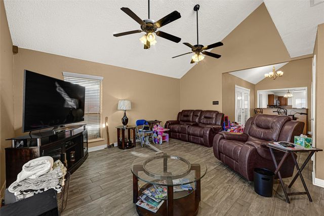 1106 Saint John Drive, Pearland, TX 77584