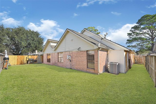 1106 Saint John Drive, Pearland, TX 77584