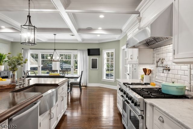 36 Clearwater Dr, Hohokus Boro, NJ 07423