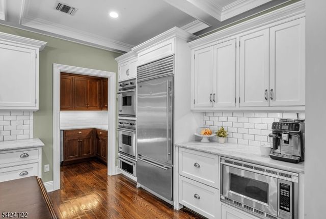 36 Clearwater Dr, Hohokus Boro, NJ 07423