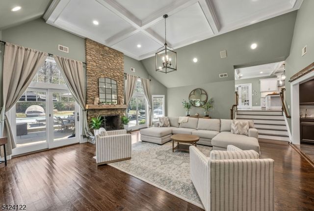 36 Clearwater Dr, Hohokus Boro, NJ 07423