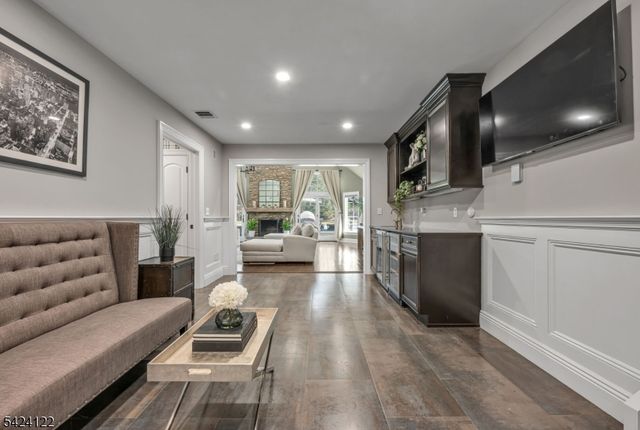 36 Clearwater Dr, Hohokus Boro, NJ 07423