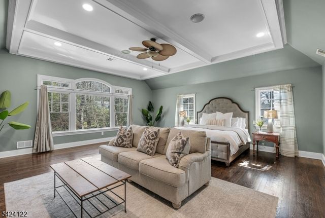 36 Clearwater Dr, Hohokus Boro, NJ 07423