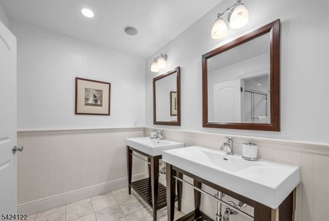 36 Clearwater Dr, Hohokus Boro, NJ 07423