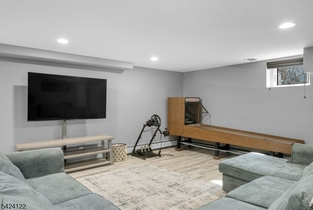 36 Clearwater Dr, Hohokus Boro, NJ 07423