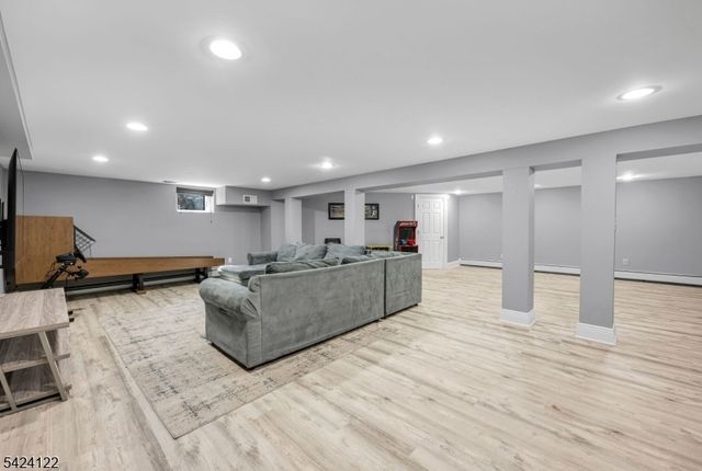 36 Clearwater Dr, Hohokus Boro, NJ 07423