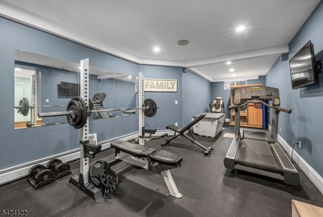 36 Clearwater Dr, Hohokus Boro, NJ 07423