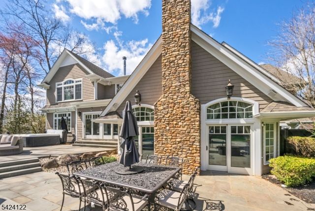 36 Clearwater Dr, Hohokus Boro, NJ 07423