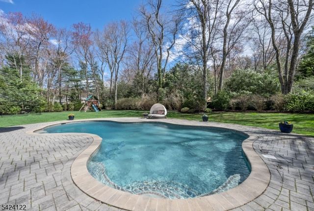 36 Clearwater Dr, Hohokus Boro, NJ 07423