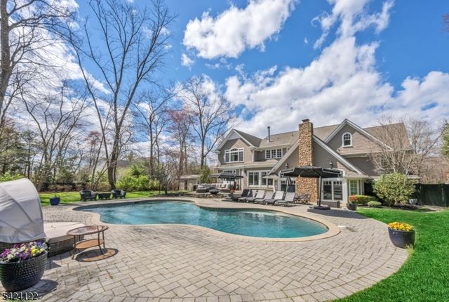36 Clearwater Dr, Hohokus Boro, NJ 07423