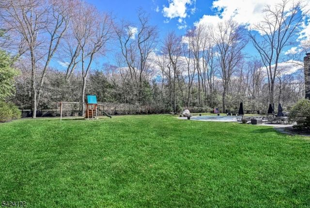 36 Clearwater Dr, Hohokus Boro, NJ 07423