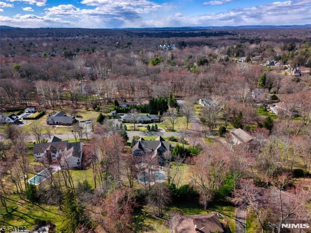 36 Clearwater Dr, Hohokus Boro, NJ 07423