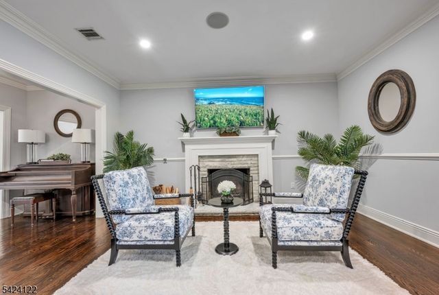 36 Clearwater Dr, Hohokus Boro, NJ 07423
