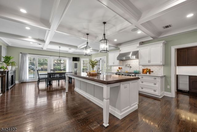 36 Clearwater Dr, Hohokus Boro, NJ 07423