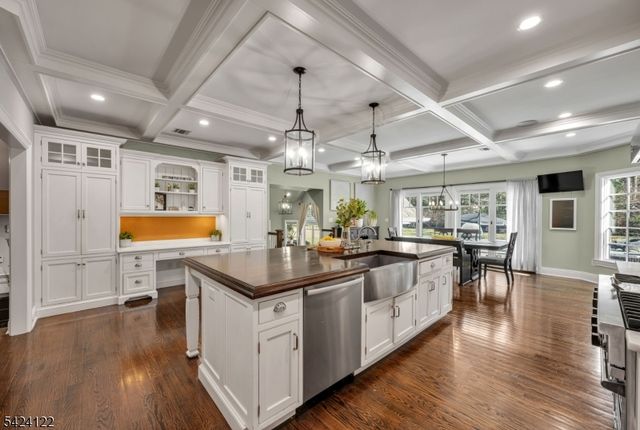 36 Clearwater Dr, Hohokus Boro, NJ 07423