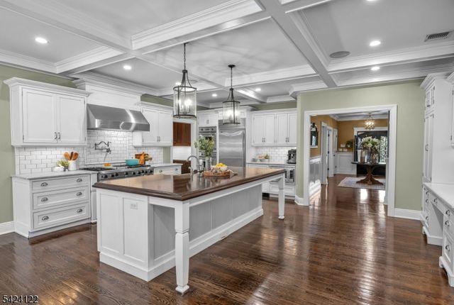 36 Clearwater Dr, Hohokus Boro, NJ 07423
