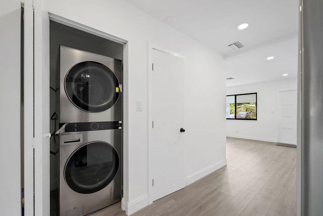 699 NE 40th St, Oakland Park, FL 33334